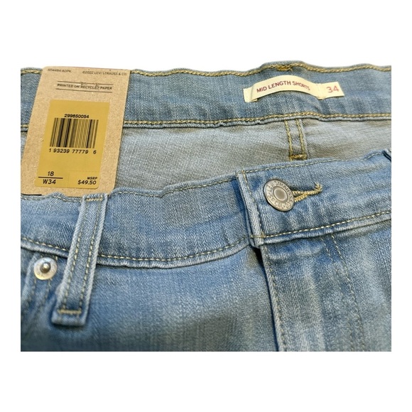 Levi's Women's Mid Length Shorts Indigo Light Wash Size 34 NWT Cuffed Flawed - Picture 3 of 8